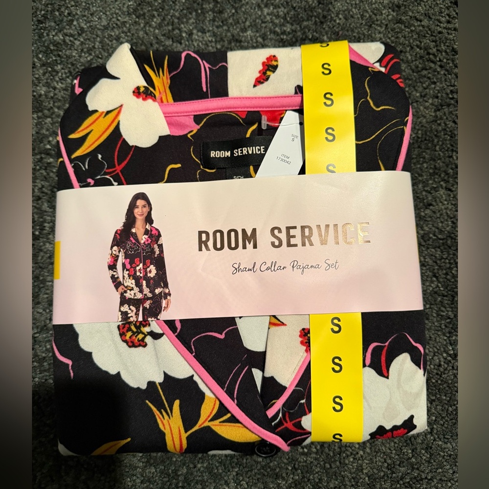Room Service Women's Shawl Collar Pajama Set Black Floral Size Small